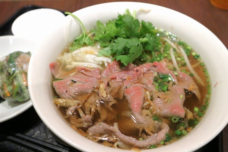 透き通るスープと大ぶりの牛肉がたまらない。パクチーはあり・なしを選べるのもうれしい心遣い。