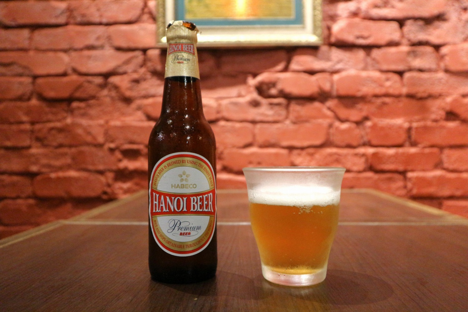 東南アジア1位のビールの消費量を誇るベトナム。北部で定番のビア・ハノイのプレミアム版はすっきりとした喉越しと濃厚な味わいが特徴。