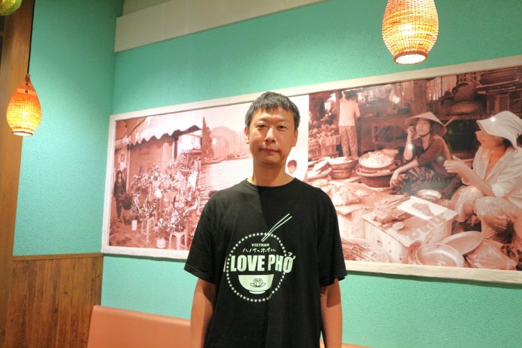 店長の稲葉文武さん。外国人スタッフとともに店を切り盛り。