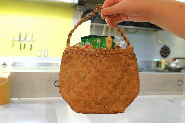 持ち帰り用のお茶なども販売。購入した商品を入れてくれる、手作りのかごバッグも可愛らしい。