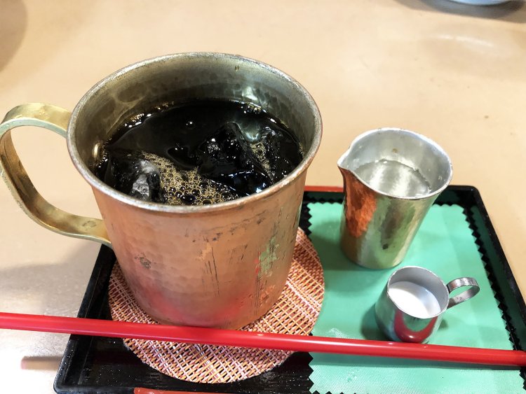 アイスコーヒー550円。カップは浅草の銅銀屋さんに発注し、1つずつ手打ちで作られたもの。