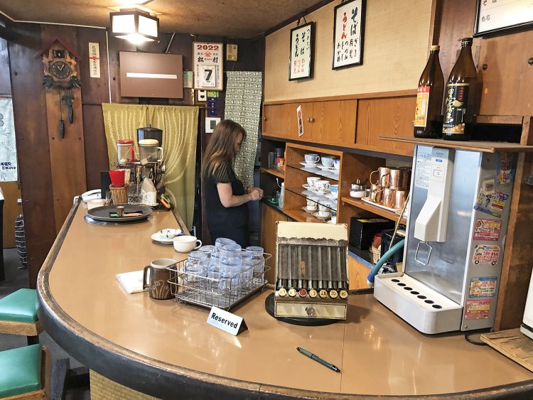 このカウンターからお餅や蕎麦が提供されるおもしろさ。