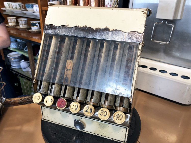 『楽屋』のレジ。500円硬貨がなかった時代から使用。「うちは現金オンリー」と敬子さん。