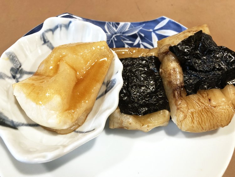 寄席餅700円。メニュー名は2種類のもちを「寄せた」のとお隣の「寄席」をかけた、洒落のネーミングだ。