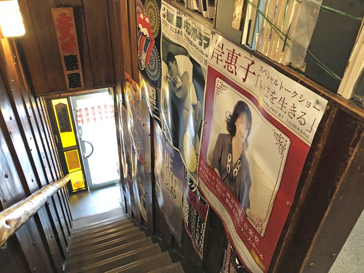 階段には寄席やショーのポスターがびっしり。