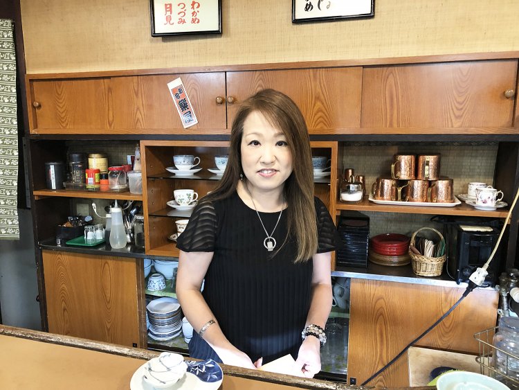 新宿末廣亭の初代席亭を祖父に、落語界の大立者5 代目柳亭左楽を曾祖父の持つ『楽屋』の3代目店主・石川敬子さん。落語家さんからは「敬ちゃん」「お嬢」と呼ばれる。