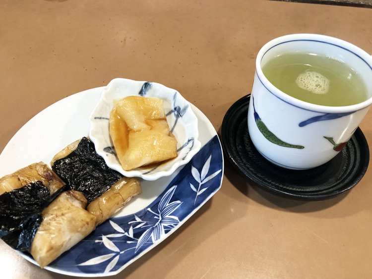 寄席餅には昆布茶が付いてくる。