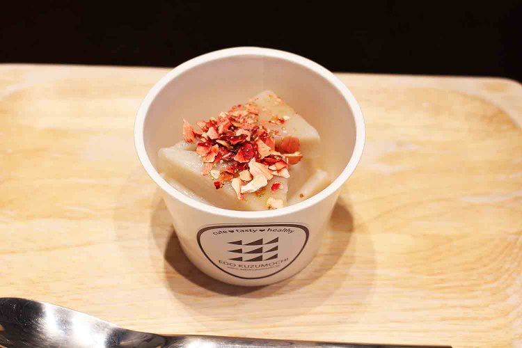 久寿餅イチゴ蜜。イートインSサイズ（6切）550円。