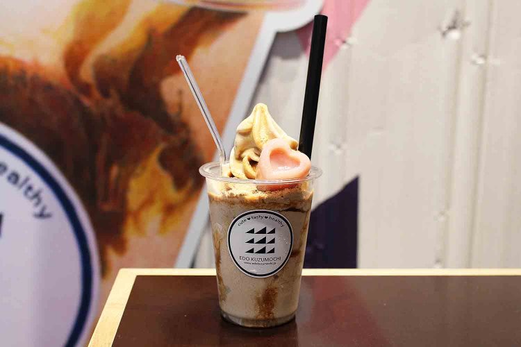 クズクズシェイク黒蜜きなこ。イートインMサイズ660円。豆乳シェイクアイストッピングは+110円。