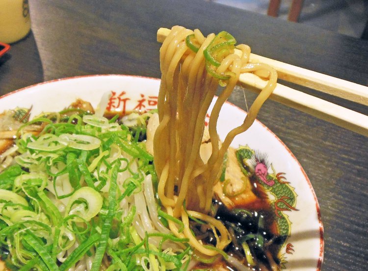 麺には味わい深いしょうゆと鶏ガラの旨みがしみしみ。このスープに白飯も浸して食べたい！