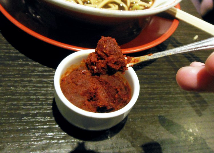 自家製の辛子味噌で味変するのもおすすめ。スープに溶かしても、チャーシューに付けてもいい感じ。