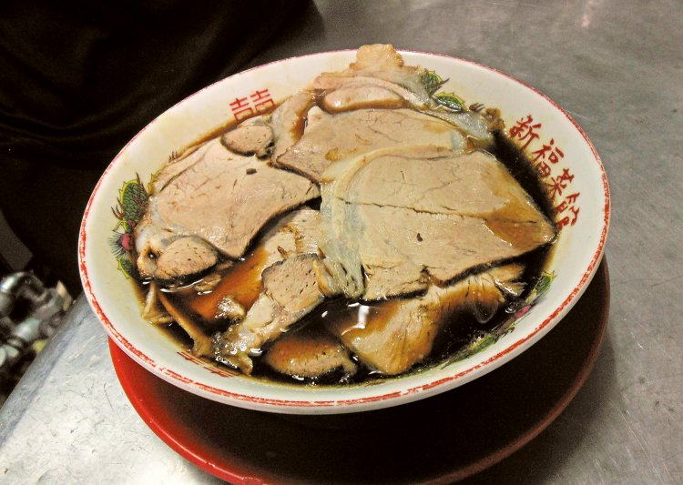 中華そば（並）には大判の薄切りチャーシューが６枚。並でお肉たっぷりなのはうれしい！