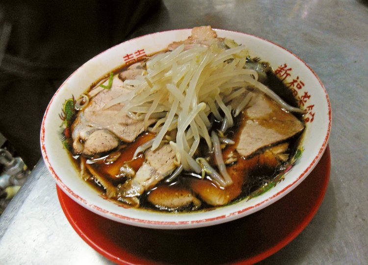 続いて、チャーシューの上に茹でもやしをトッピング。食感のいいアクセントになりそう。