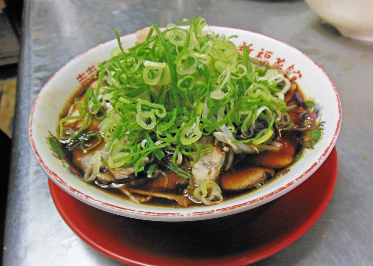 最後にネギをどっさり盛って、『新福菜館』ならではの中華そばの完成！