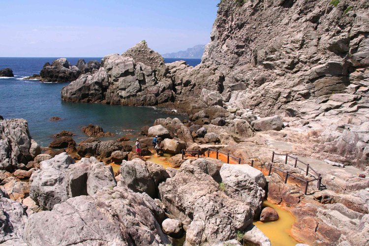 岩を鉈で割ったような地形が特徴の「地鉈温泉」。源泉は80度と熱いので、海水と混ざり合って、湯温のちょうどよくなったところを探そう。