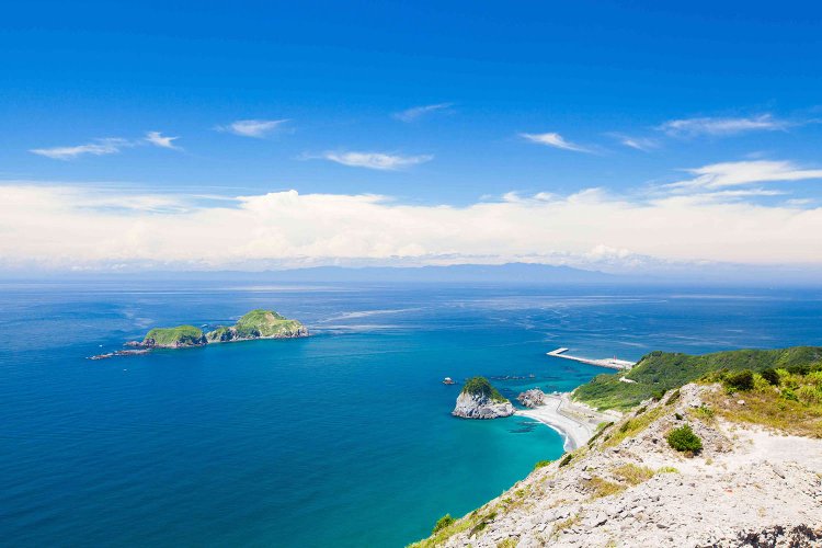 「石山展望台（向山展望台）」からの眺めは言葉にならない。青い海と空にとけていってしまいそう。