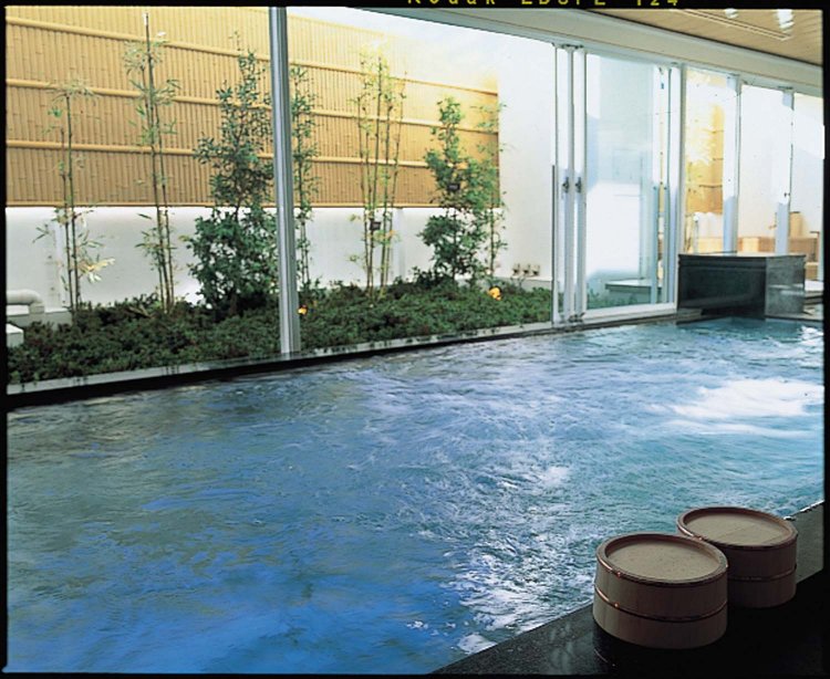 大浴場には3種の湯船とサウナがそろっている。