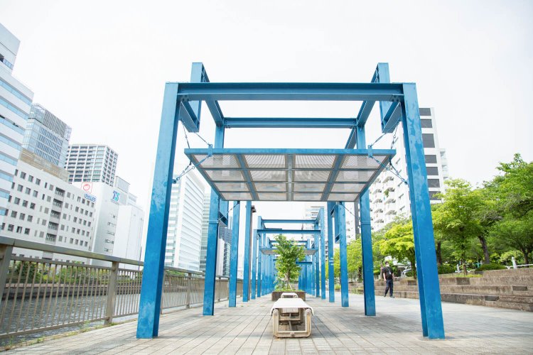 網目のアートな屋根が、ベンチを覆う。