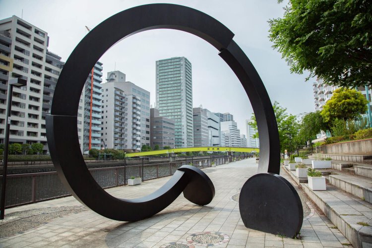 緑地の西端、楽水橋のほとりにあるアート作品。