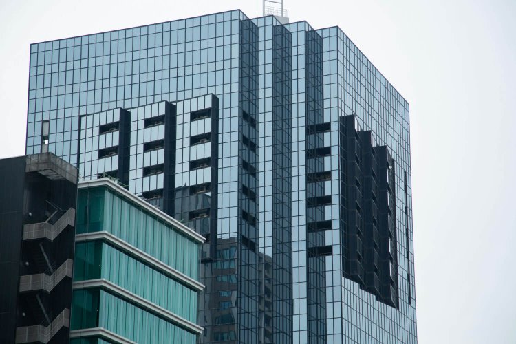 全面窓のビル。遠目にはEに見えた！