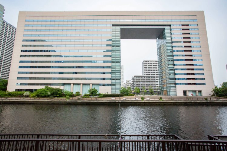 ＂門＂のような構えの巨大ビル。空洞は風穴？