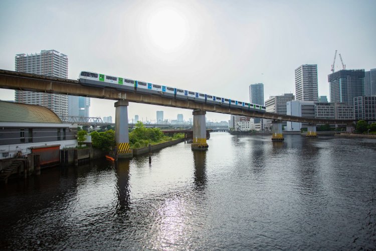 すぐ先の五色橋から望むモノレー ルの勇姿。船、新幹線、飛行機が同時に見える可能性大。