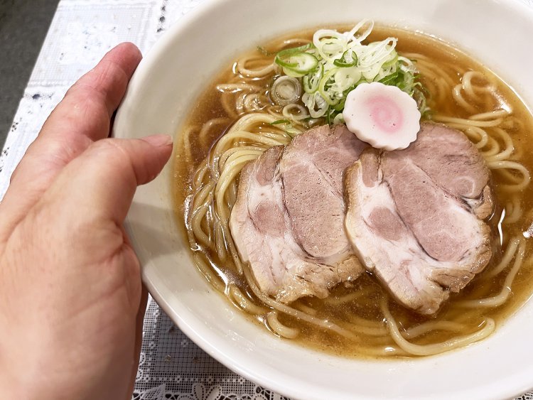 シンプルなラーメン870円。昔ながらのナルトをONして昔懐かしいたたずまい。
