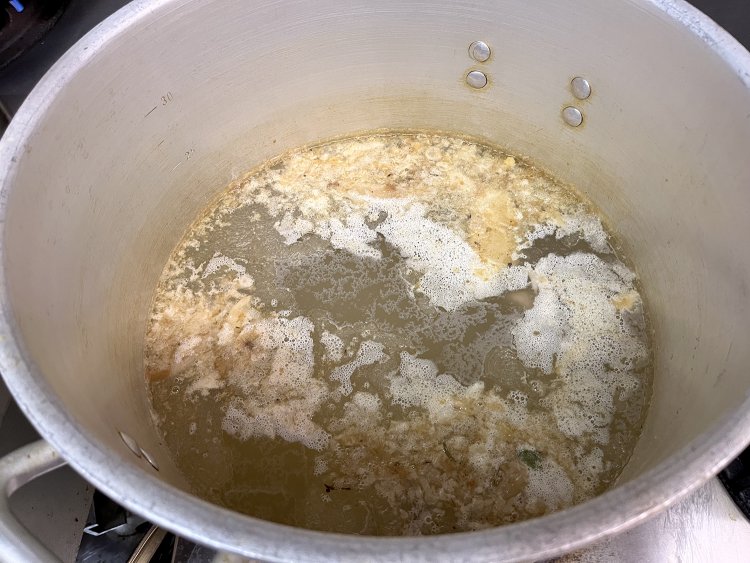 鶏、魚介系、豚がまるでみんな仲良く手を繋いでいるような、平和的でまろやかなスープ。