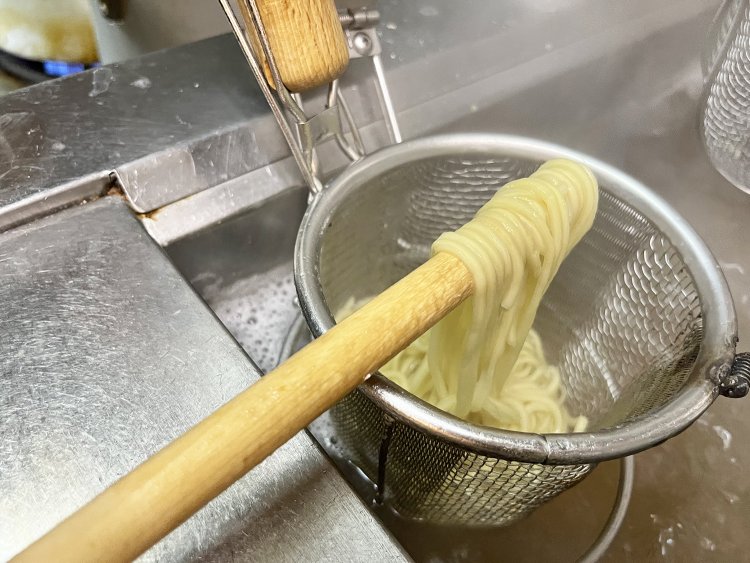 自家製麺する麺は、さぬきうどんより細く、ラーメンの中太麺よりはやや太い。