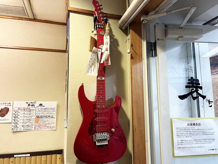 かつてはバンドマンだった板倉さん。店の入り口にかつて弾いていたL’Arc〜en〜Ciel　kenモデルのギターが飾ってある。