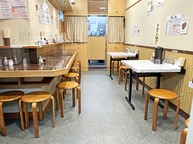 ちょうどひとりで賄える規模の物件探しに苦戦。決して広くない厨房内には製麺機もある。