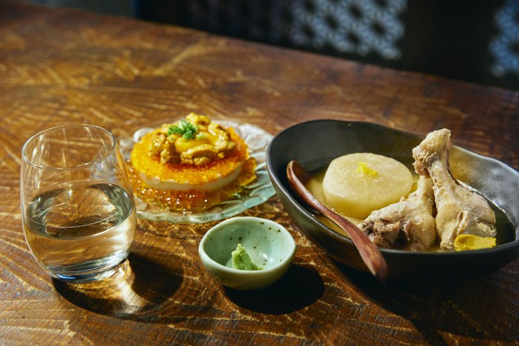 酒かすおでん3種盛り550円。大人のたまご豆腐1100円は卵の上にウニと魚卵がたっぷり。