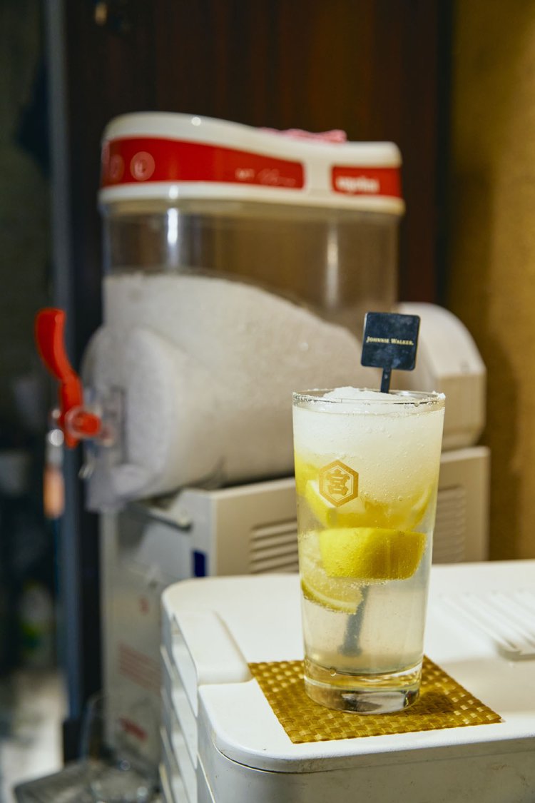 焼酎の代わりにフローズン日本酒が入ったレモンサワー770円が圧倒的に人気だという。