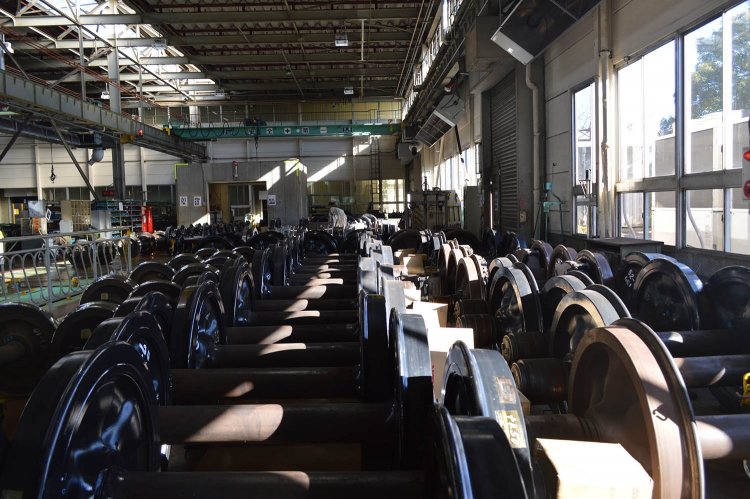 車両整備のプロによる機器や部品の説明を聞きながら、通常は関係者以外立ち入ることができない車両工場内をじっくり見学できる。