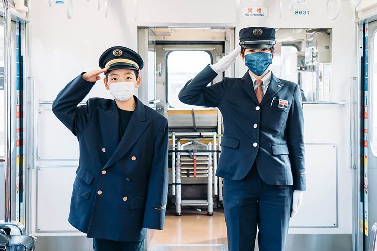 臨時列車で長津田駅まで移動。車内では友達に自慢できるワクワクの体験が待っているかも。