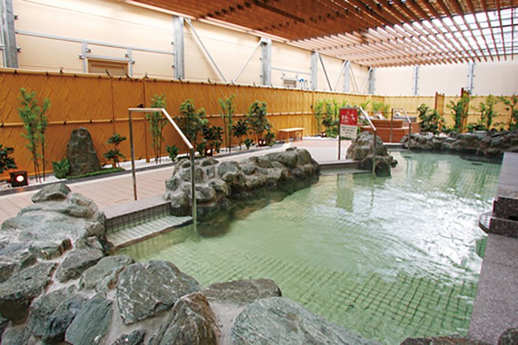 女湯の露天風呂。もちろん天然温泉。