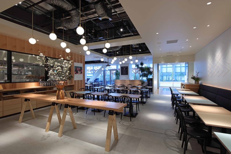 奥行きの広い店内。150席もあるが休日は満員になることも。