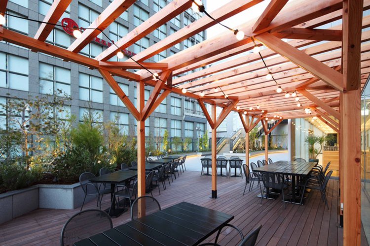 テラス席も広々。