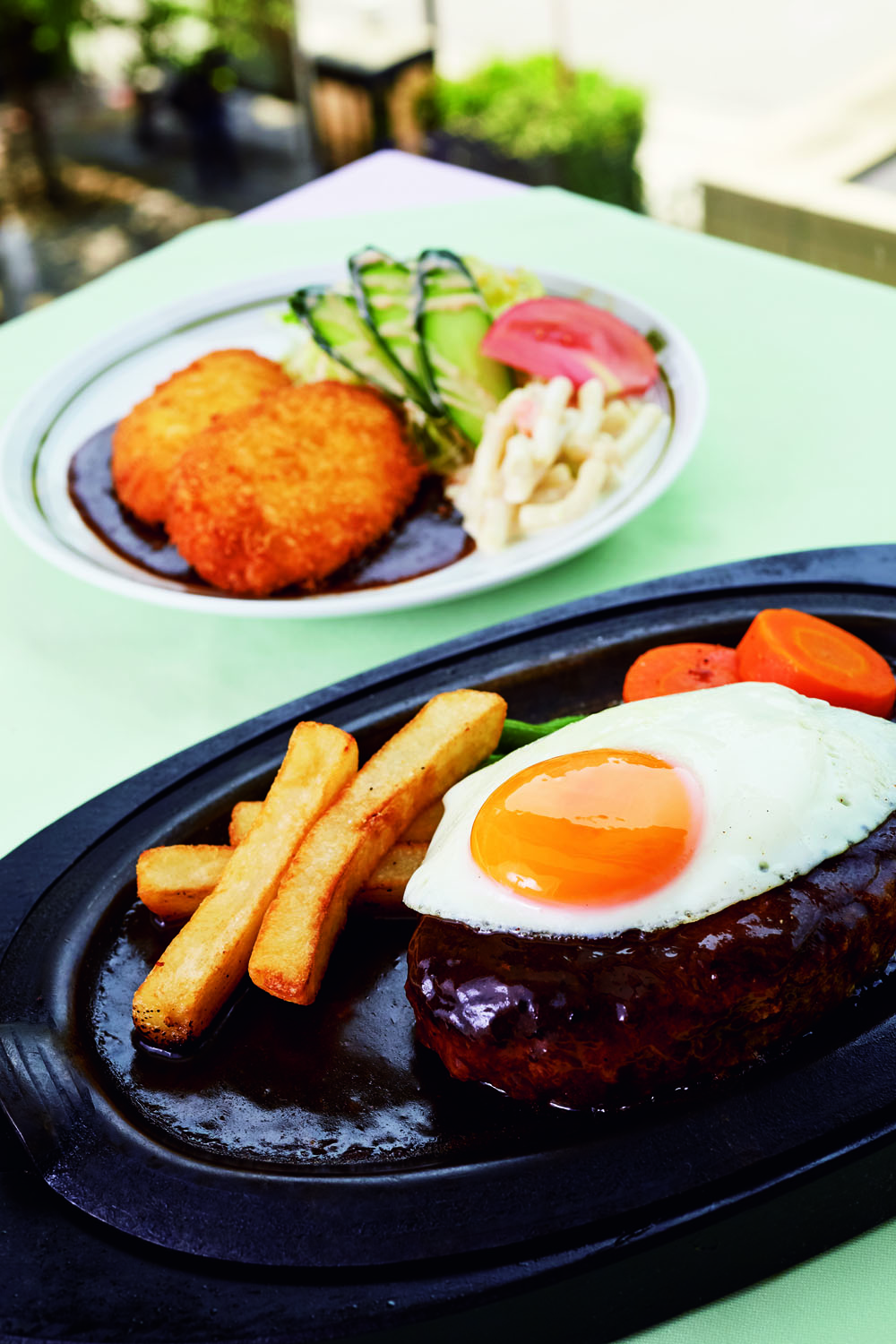 ハンバーグステーキ1100円は店で肉を挽いている。カニクリームコロッケ1100円はデミグラスソースで。