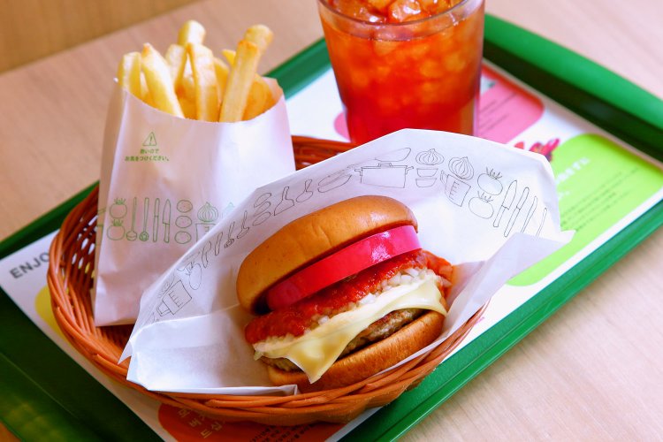 モスチーズバーガーポテトLセット890円。オリジナルミートソースがジューシー！