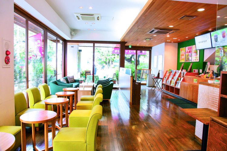 店内には絵本や雑誌もあり、1人でもみんなでも楽しめる。