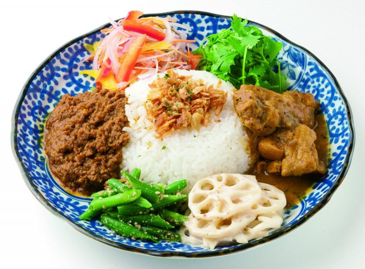 カレーの種類・辛さを選べるトッピングカレー990円。10種類ほどのトッピングから4つ選んで乗せられる。