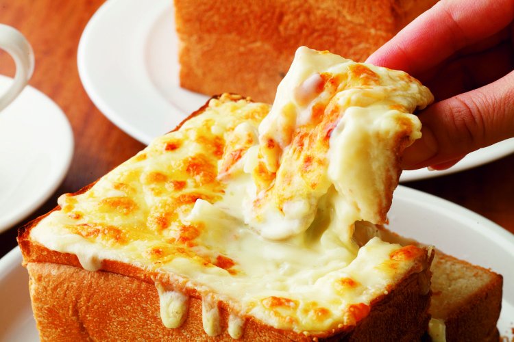 ジロー珈琲自慢の一品、丸ごと!グラタントースト970円。熱々のうちにいただこう。ジロー珈琲全店で提供している。