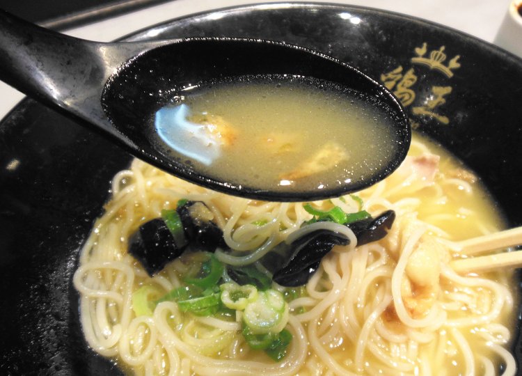 鶏白湯とかえしをブレンドしたスープ。おろしニンニクと香ばしいフライドオニオン入り。