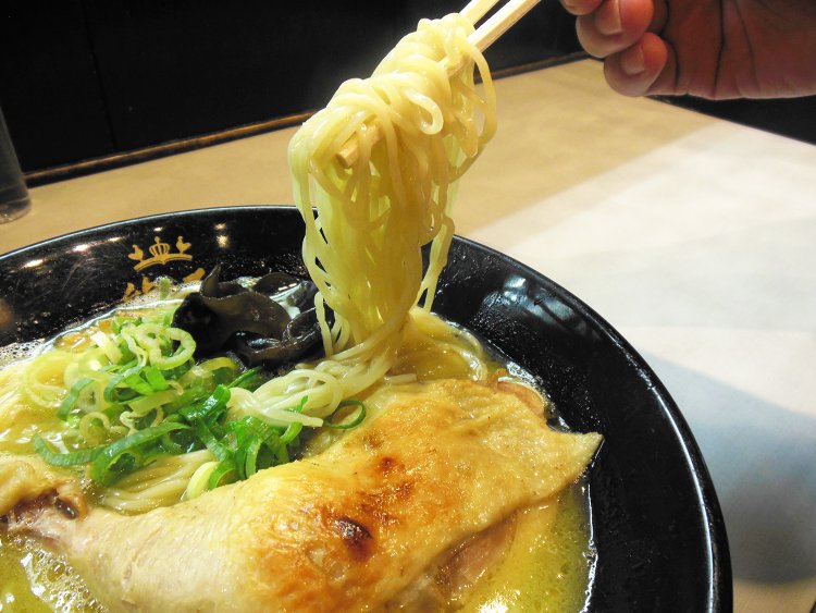 鶏王らーめん（鶏白湯）は細麺ストレート。ラーメンの種類ごとに異なる麺を使用している。