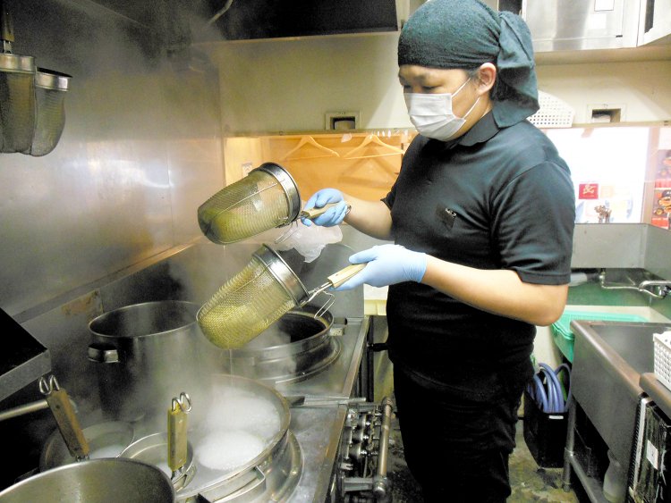 シンガポールで『鶏王けいすけ 100AM店』の立ち上げにも携わった竹林慎吾さん。