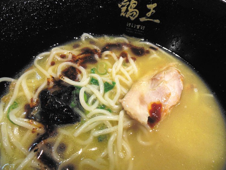 シンガポールの『豚骨王けいすけ』で誕生したブラックスパイシーは、やみつきになる刺激と辛さ。東京の『鶏王』でも食べられる！