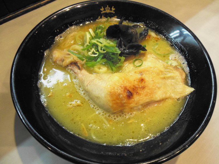 黄金色をした濃厚な鶏白湯スープの鶏王らーめん（鶏白湯）830円。