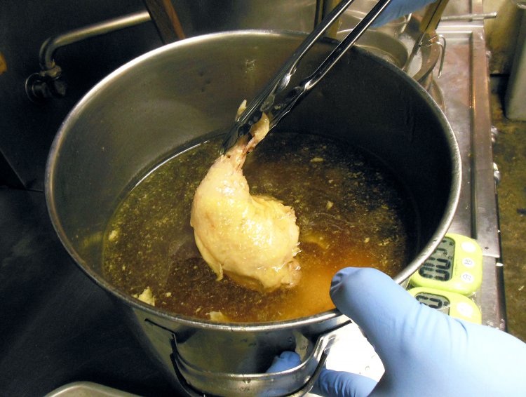 タレで味付けしたスープで低温調理。トロトロの食感になるまでお肉を火にかける。