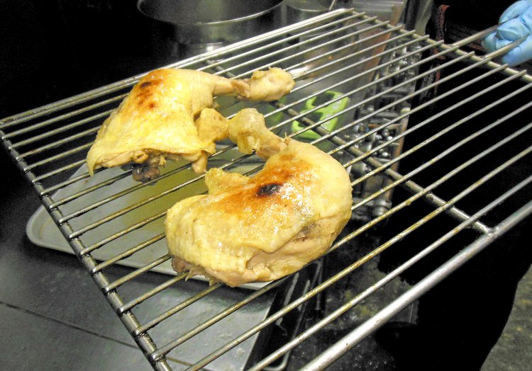 サラマンダーという加熱調理機器で皮目を2分ほど焙って焼き色をつけ、香ばしく仕上げる。